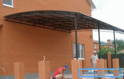 Pokud bylo rozhodnuto použít takový materiál k udržení váhy, pak by měla být trubka menšího průměru vložena dovnitř, aby byla zatížení na nich rovnoměrně rozloženo