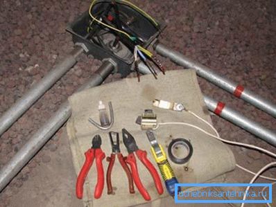 Pokud existuje riziko útoku na kabel, je lepší jej předem vyloučit. Pokud existuje riziko útoku na kabel, je lepší jej předem vyloučit.