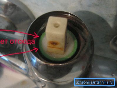 Pokud je v uzamykacím mechanismu zjištěna škoda, je lepší ji zcela vyměnit.