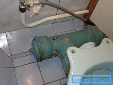 Pokud celá hmotnost nádrže s vodou padá na uši záchodu, dříve nebo později to povede k přirozenému konečnému výsledku.