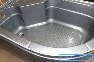 Tam jsou také kovové produkty potažené ochrannými prostředky, které zabraňují škodlivým účinkům vody.