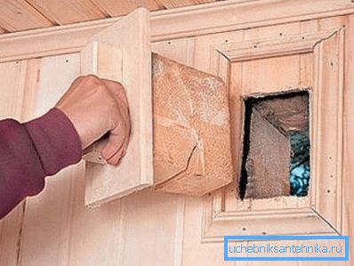 Přírodní větrání v dřevěném domě zabraňuje vzniku plísní a hnilobných procesů. Přírodní větrání v dřevěném domě zabraňuje vzniku plísní a hnilobných procesů.