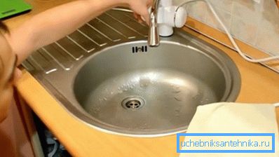 Namontujte ohřívač průtoku na dřezu Namontujte ohřívač průtoku na dřezu