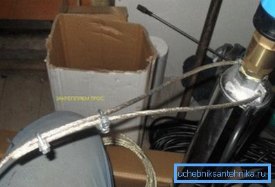 Bezpečnostní kabel upevněte dvěma svorkami. Bezpečnostní kabel upevněte dvěma svorkami.