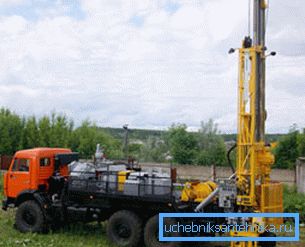 Fotografie vrtačky na základě automobilu KAMAZ