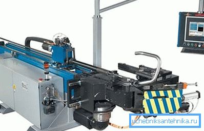 Fotografie ohýbačky trnů s programovým ovládáním