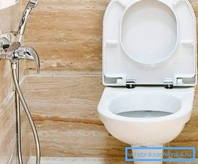 Fotografický hygienický mixér namontovaný na stěně