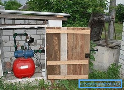 Fotografie čerpací stanice umístěné v zadní místnosti, která byla postavena speciálně pro tento účel v blízkosti studny.