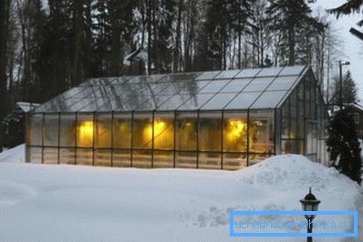 Fotografie skleníku vyhřívaného v zimě
