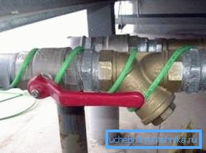 Fotografie instalovaného elektrického kabelu pro přívod topné vody