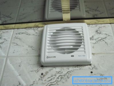 Fotografie ventilátoru instalovaného v koupelně Fotografie ventilátoru instalovaného v koupelně