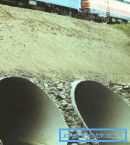 Fotografie podzemní dráhy pod železniční tratí
