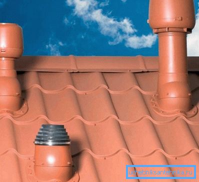 Foto opouští ventilační potrubí ve venkovské chatě Foto opouští ventilační potrubí ve venkovské chatě