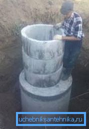 Fotografie instalace studny z betonových výrobků, ukazující objem těchto prvků, z nichž můžete získat představu o hmotnosti Fotografie instalace studny z betonových výrobků, ukazující objem těchto prvků, z nichž můžete získat představu o hmotnosti