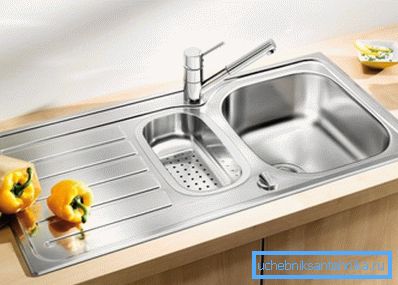 Funkční povrchové mytí se dvěma mísami a plochou pro průtok vody. Funkční povrchové mytí se dvěma mísami a plochou pro průtok vody.