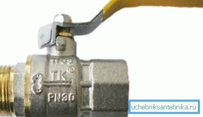 Matice, která umožňuje utažení těsnění, se skrývá pod rukojetí.