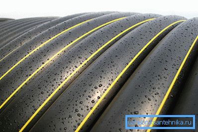 Plynová polyetylénová trubka je označena podélným žlutým pruhem. Plynová polyetylénová trubka je označena podélným žlutým pruhem.