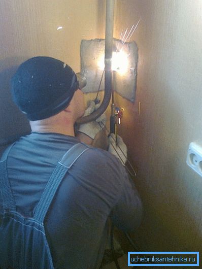 Plynové svařování je spolehlivý, ale časově náročný způsob instalace radiátorů Plynové svařování je spolehlivý, ale časově náročný způsob instalace radiátorů