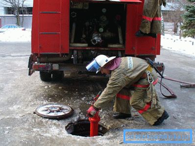 Hydrant by měl být umístěn na místě, které může speciální vůz kdykoliv během dne volně pohánět.