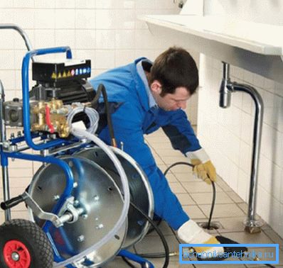 Hydrodynamické zařízení pro čištění kanalizačních potrubí