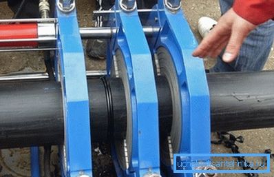 Hydraulické válce stlačují konce trubek. Hydraulické válce stlačují konce trubek.