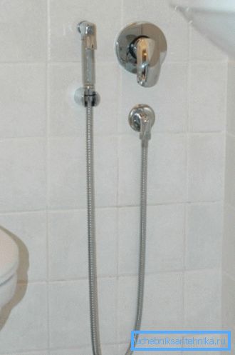 Hygienická sprcha zabudovaná ve stěně prakticky nevyužívá prostor, což je obrovský přínos při instalaci ve stísněných podmínkách městských toalet