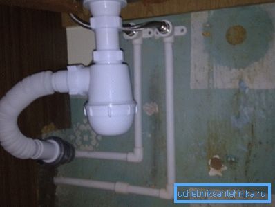 Hlavní překážkou instalace myčky do dřezu je sifon