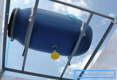 Horizontální instalace plastového kontejneru na střeše sprchy