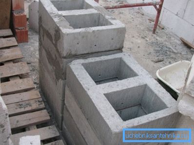 Hotové betonové bloky s integrovaným větracím kanálem. Hotové betonové bloky s integrovaným větracím kanálem.