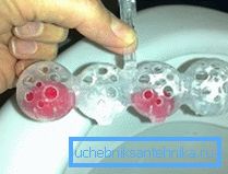 Hotové želatinové kostky mohou být umístěny v plastových krabicích z komerčně dostupných osvěžovačů vzduchu. Hotové želatinové kostky mohou být umístěny v plastových krabicích z komerčně dostupných osvěžovačů vzduchu.
