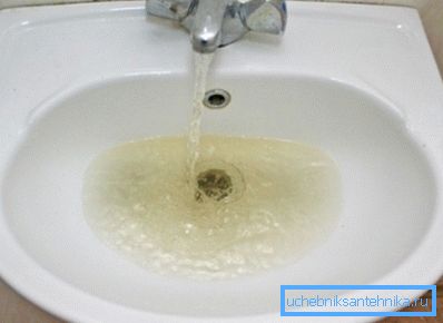 Špinavá voda může způsobit skvrny na dřezu.