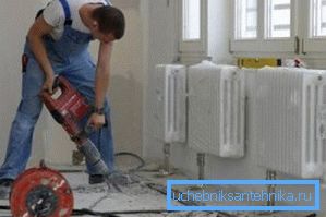 Chcete skrýt trubky, které zapadají do radiátorů, dělat drážky v suterénu a skrýt je pod podlahou - jako varianta rozpočtu 
