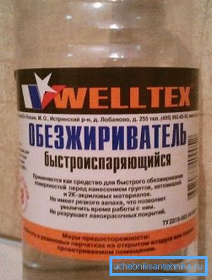 Existují speciální formulace pro akrylové povrchy.
