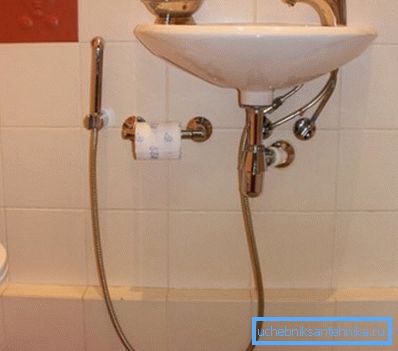 Někdy je dešťový držák položen na oboustrannou pásku, což eliminuje potřebu vrtat stěny.