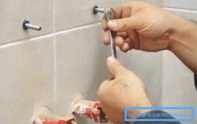 Pokyny předpokládají použití minimálního počtu spojovacích prvků pro montáž závěsného polypropylenového umyvadla.