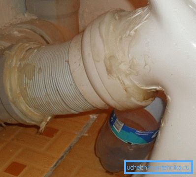 Použití tmelu nebo silikonového tmelu umožňuje eliminovat jen malé trhliny nebo praskliny, u větších vad je třeba použít cement Použití tmelu nebo silikonového tmelu umožňuje eliminovat jen malé trhliny nebo praskliny, u větších vad je třeba použít cement