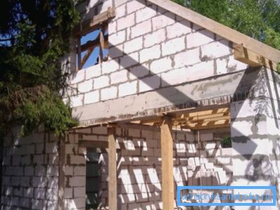Použití materiálů tohoto typu při výrobě okenních otvorů nebo při vytváření kovových rámů a hran