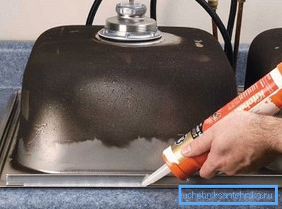 Použití silikonového těsnění pro přísnější fixaci produktu a utěsnění švů