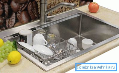 Použití speciálního koše, který může sloužit jako sušička pro již vyprané nádobí Použití speciálního koše, který může sloužit jako sušička pro již vyprané nádobí
