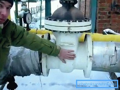 Použití tohoto materiálu umožňuje pokrýt výrobky složitého tvaru. Použití tohoto materiálu umožňuje pokrýt výrobky složitého tvaru.