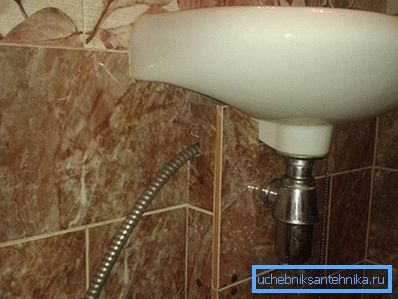 Hygienická sprcha je vyvedena z pod umyvadlem. Hygienická sprcha je vyvedena z pod umyvadlem.