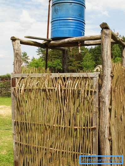 V zemi děláme sprchu ze šrotového materiálu V zemi děláme sprchu ze šrotového materiálu