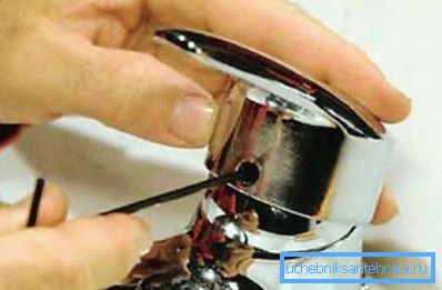Odstraňte závlačku, abyste uvolnili rukojeť na kulovém zařízení