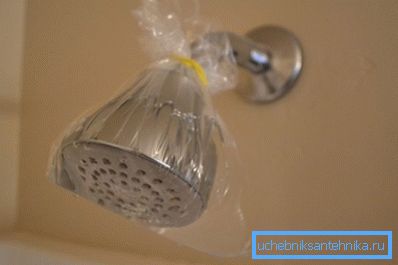 Jak čistit sprchovou vodu z vodního kamene, pokud není odstraněna? Nalijte ocot do sáčku a nasaďte ho na dešť, nechte 1-2 hodiny a poté dobře opláchněte