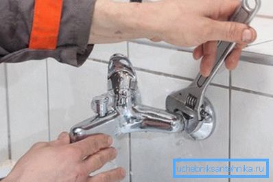 Jak opravit baterii v typu kuchyňské zdi Jak opravit baterii v typu kuchyňské zdi
