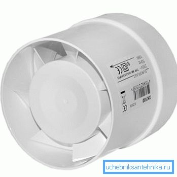 Kanálový ventilátor zajišťuje stabilní proudění vzduchu bez ohledu na počasí.