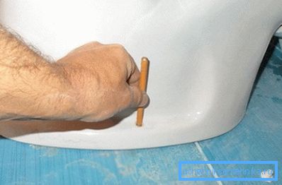Tužka drží kolmo na povrch