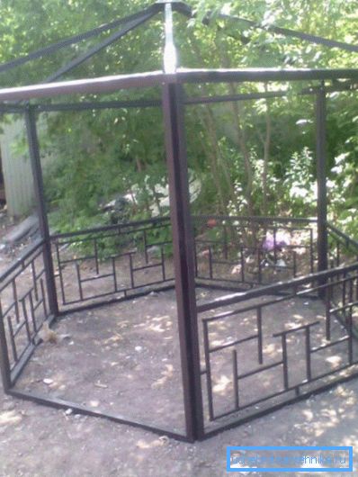 Dřevěná kostra z proříznutých trubek Dřevěná kostra z proříznutých trubek