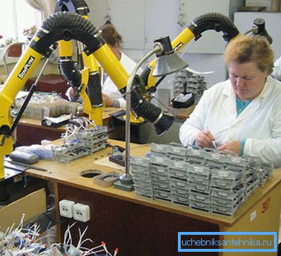 Každé pracoviště může být vybaveno osobní odsávací kapotou. Každé pracoviště může být vybaveno osobní odsávací kapotou.