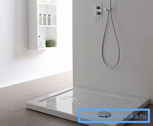 Keramická sprchová vanička 80x120 je dostatečně těžká, takže pro její přesné lepení je lepší volat pomocníky. Keramická sprchová vanička 80x120 je dostatečně těžká, takže pro její přesné lepení je lepší volat pomocníky.